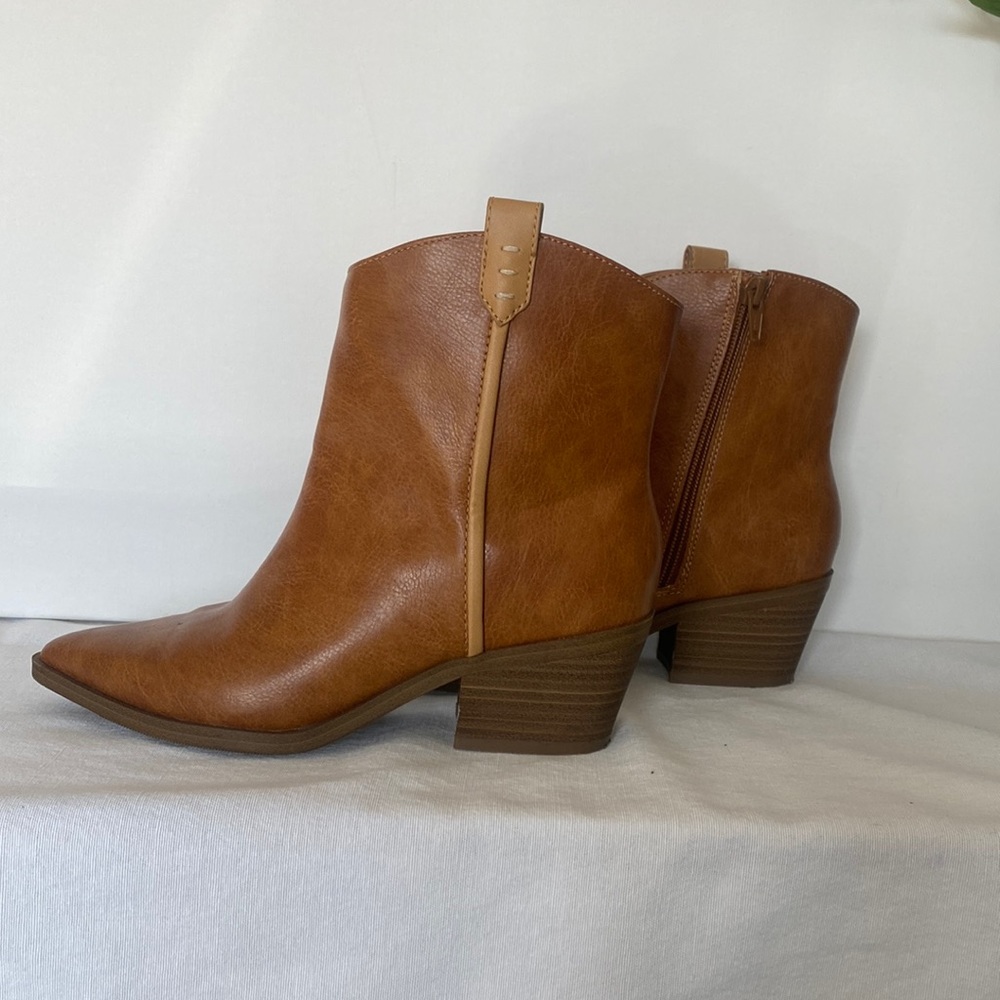 Womens bootie, size 6, cognac brown, barely worn! Adorable!